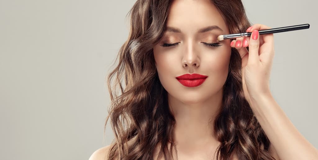 Luce unas cejas siempre perfectas con nuestros servicios de microblading y micropigmentación